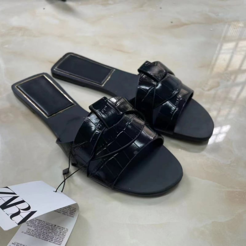 Sandale cu bretele încrucișate, partea superioară din fibră super, căptușeală din fibră super, talpă din cauciuc, grosime talpă 0–3 cm, talpă plată