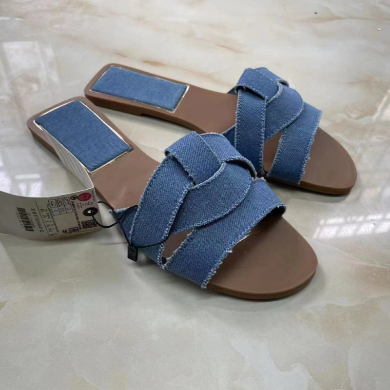 Sandale cu bretele încrucișate, partea superioară din fibră super, căptușeală din fibră super, talpă din cauciuc, grosime talpă 0–3 cm, talpă plată