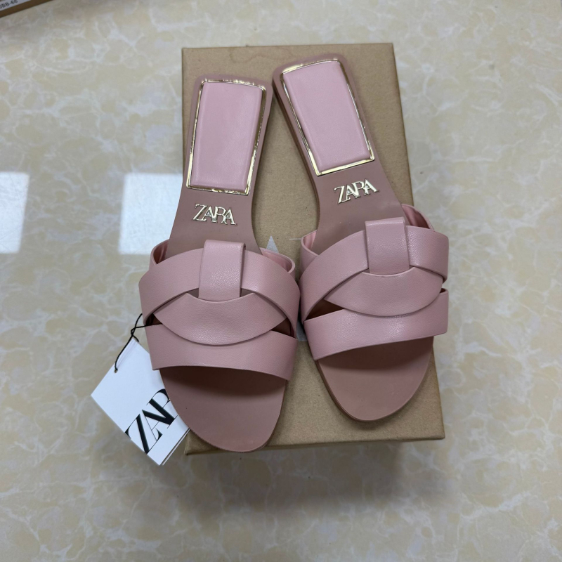 Sandale cu bretele încrucișate, partea superioară din fibră super, căptușeală din fibră super, talpă din cauciuc, grosime talpă 0–3 cm, talpă plată