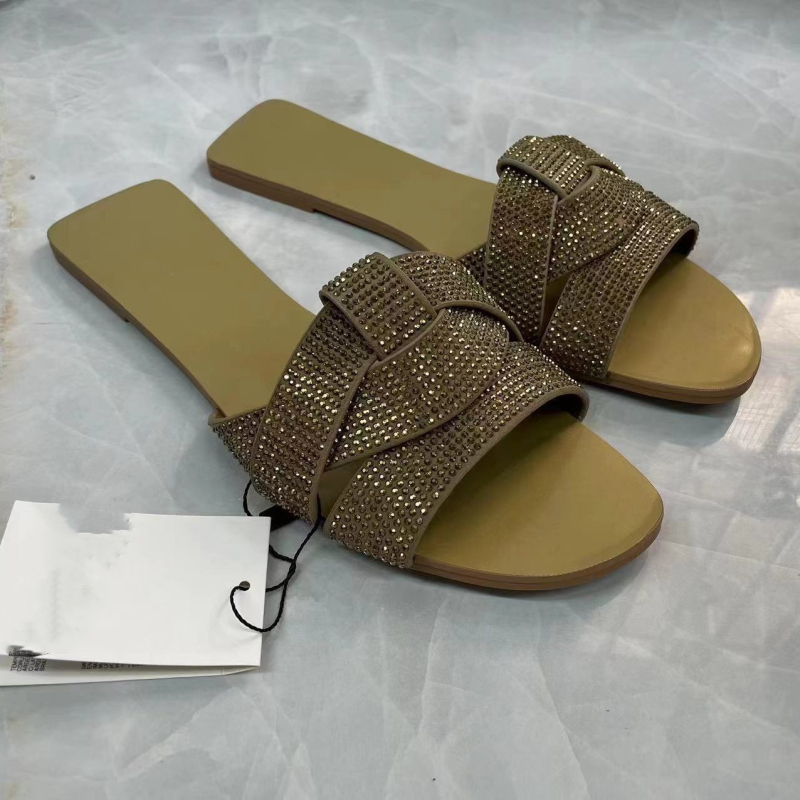 Sandale cu bretele încrucișate, partea superioară din fibră super, căptușeală din fibră super, talpă din cauciuc, grosime talpă 0–3 cm, talpă plată