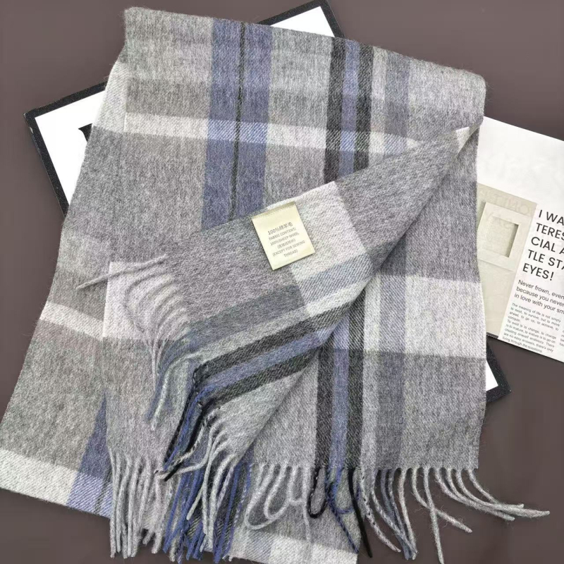 Ανδρικό κασκόλ από 100% μαλλί, πλεκτό με warp‑knitting, διατηρεί ζεστασιά το φετινό χειμώνα