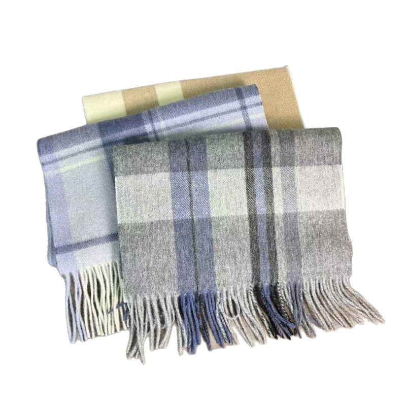 Ανδρικό κασκόλ από 100% μαλλί, πλεκτό με warp‑knitting, διατηρεί ζεστασιά το φετινό χειμώνα