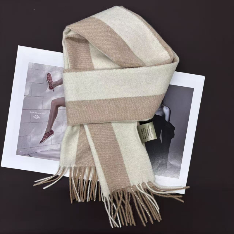 Ανδρικό κασκόλ από 100% μαλλί, πλεκτό με warp‑knitting, διατηρεί ζεστασιά το φετινό χειμώνα