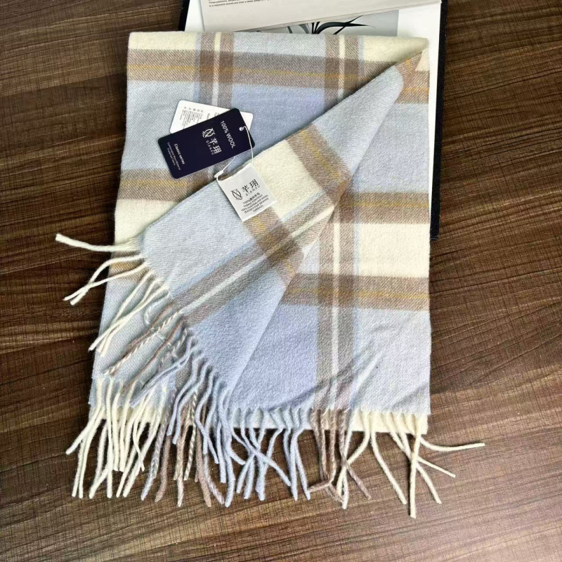 Ανδρικό κασκόλ από 100% μαλλί, πλεκτό με warp‑knitting, διατηρεί ζεστασιά το φετινό χειμώνα
