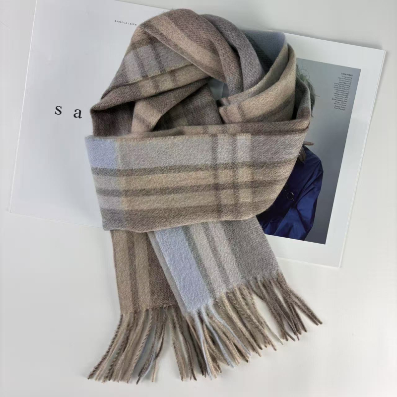 Ανδρικό κασκόλ από 100% μαλλί, πλεκτό με warp‑knitting, διατηρεί ζεστασιά το φετινό χειμώνα