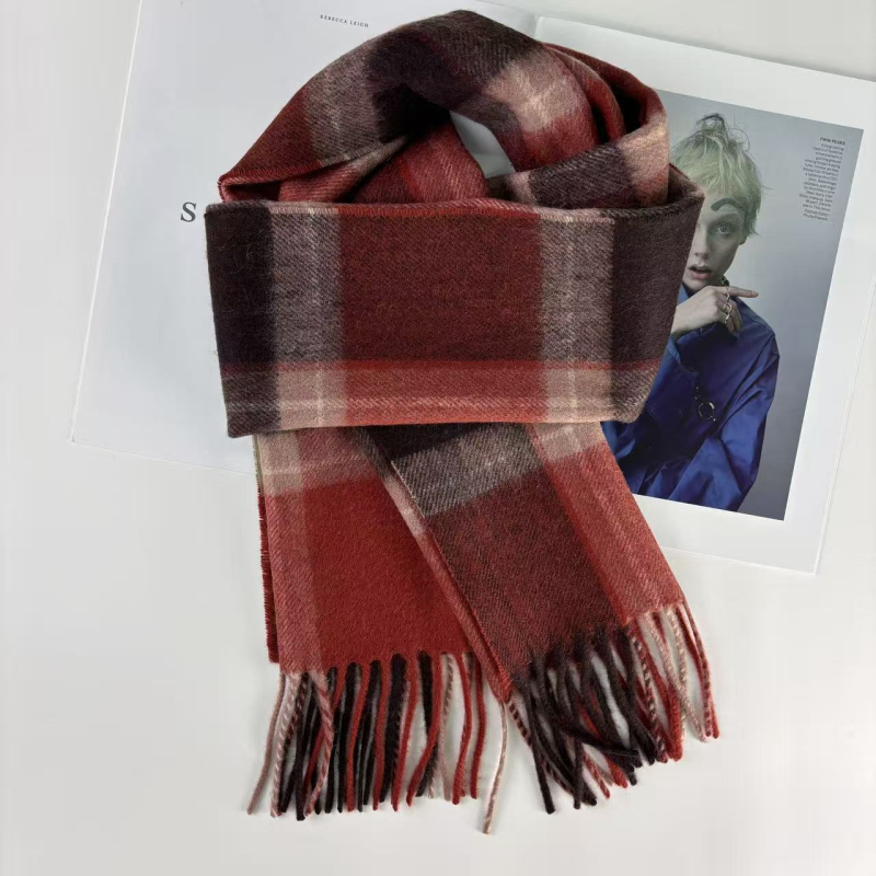 Ανδρικό κασκόλ από 100% μαλλί, πλεκτό με warp‑knitting, διατηρεί ζεστασιά το φετινό χειμώνα