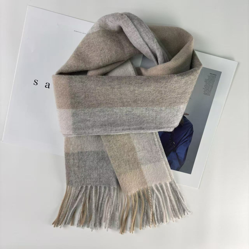 Ανδρικό κασκόλ από 100% μαλλί, πλεκτό με warp‑knitting, διατηρεί ζεστασιά το φετινό χειμώνα