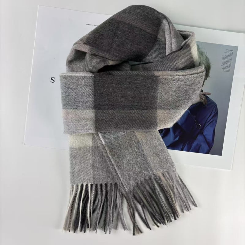 Ανδρικό κασκόλ από 100% μαλλί, πλεκτό με warp‑knitting, διατηρεί ζεστασιά το φετινό χειμώνα