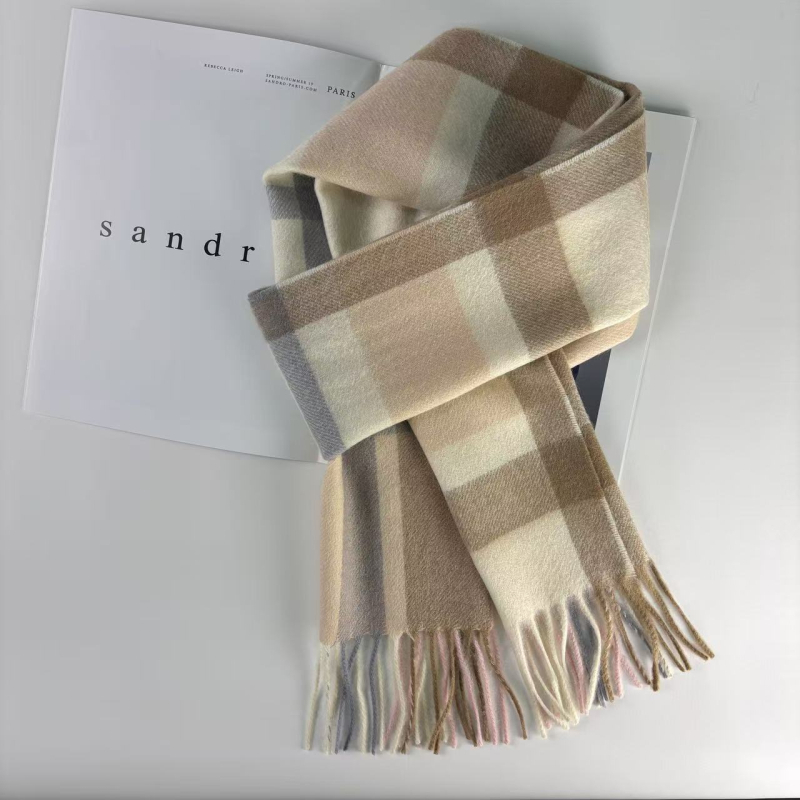 Ανδρικό κασκόλ από 100% μαλλί, πλεκτό με warp‑knitting, διατηρεί ζεστασιά το φετινό χειμώνα