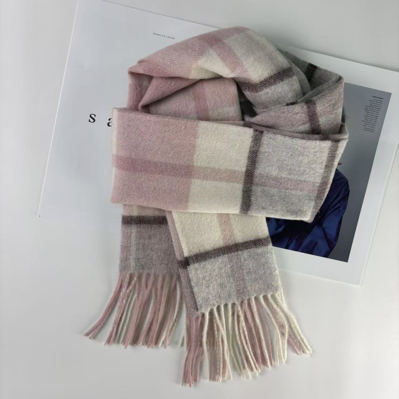 Ανδρικό κασκόλ από 100% μαλλί, πλεκτό με warp‑knitting, διατηρεί ζεστασιά το φετινό χειμώνα