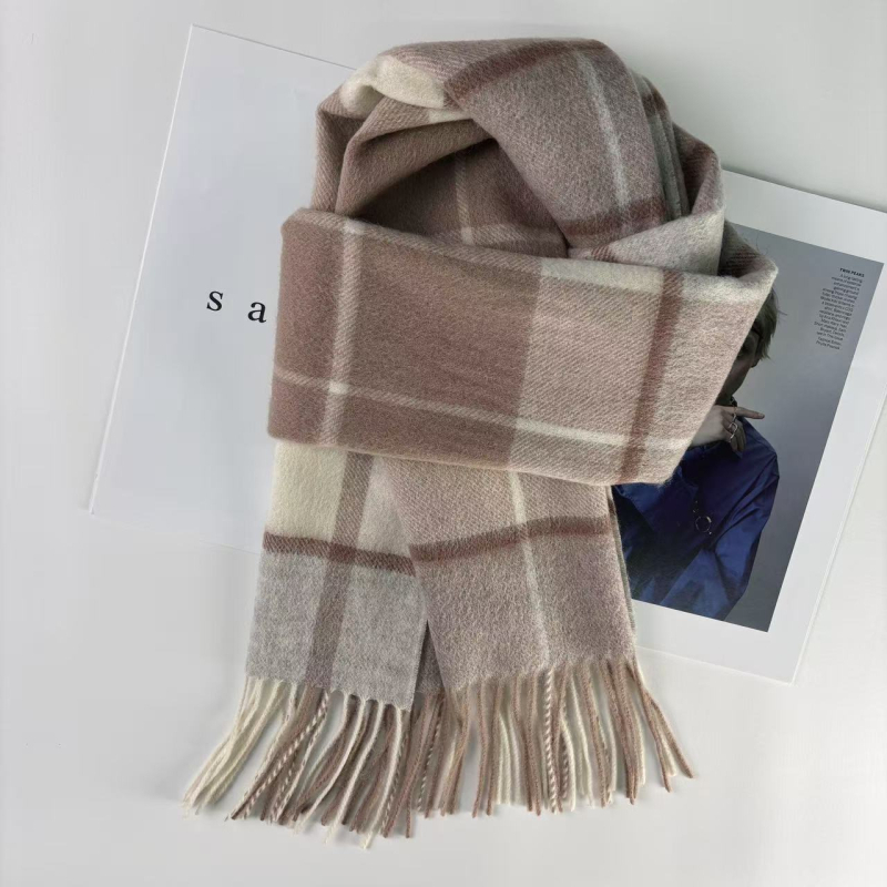 Ανδρικό κασκόλ από 100% μαλλί, πλεκτό με warp‑knitting, διατηρεί ζεστασιά το φετινό χειμώνα