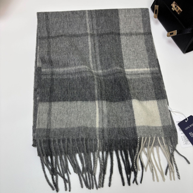 Ανδρικό κασκόλ από 100% μαλλί, πλεκτό με warp‑knitting, διατηρεί ζεστασιά το φετινό χειμώνα