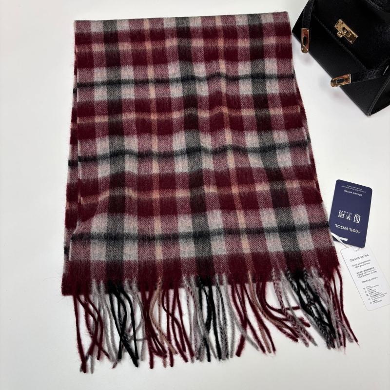 Ανδρικό κασκόλ από 100% μαλλί, πλεκτό με warp‑knitting, διατηρεί ζεστασιά το φετινό χειμώνα