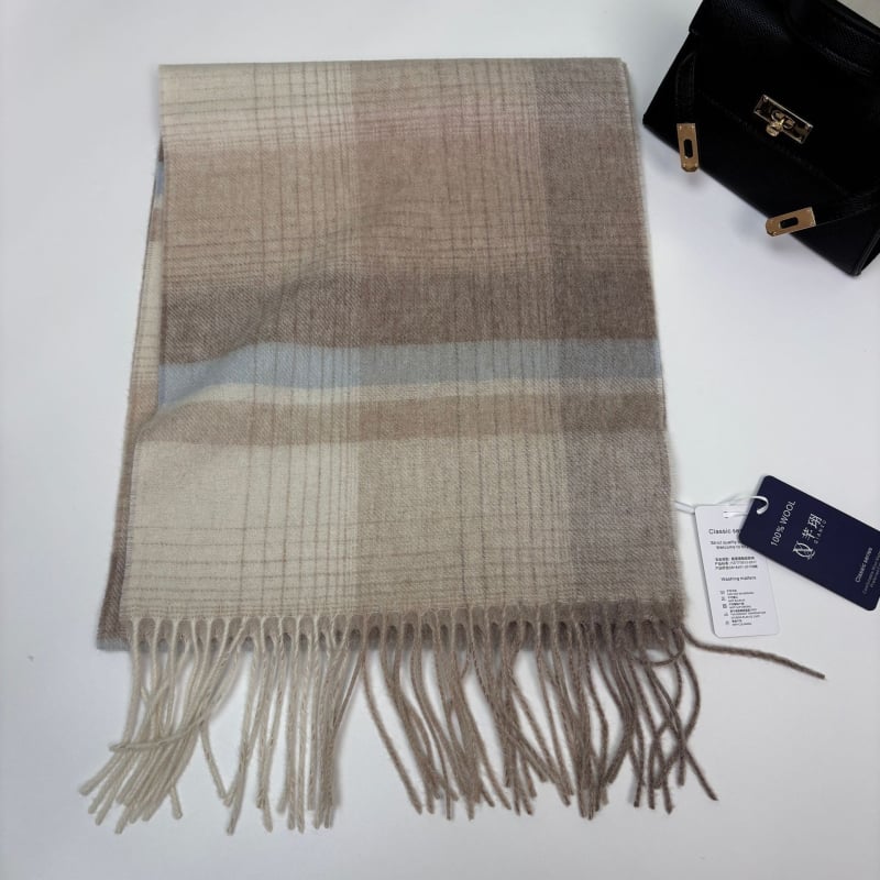 Ανδρικό κασκόλ από 100% μαλλί, πλεκτό με warp‑knitting, διατηρεί ζεστασιά το φετινό χειμώνα