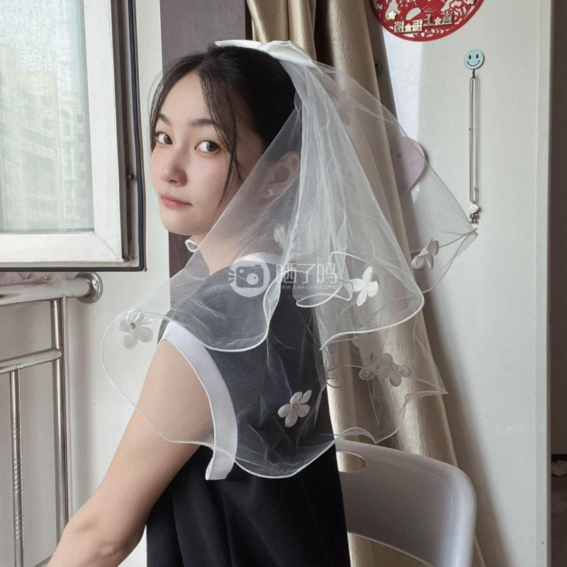 Νυφική διακόσμηση κεφαλής με διπλό στρώμα υφάσματος, μινιμαλιστικό γυναικείο στυλ, σχεδίαση φιόγκου