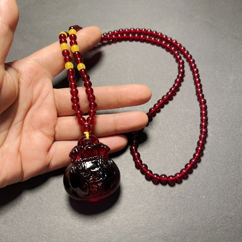 Colier cu design geometric, Material plastic/rezină, Lanț cu bile, Greutate 40 g