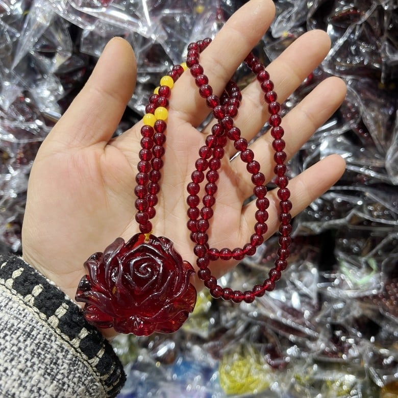 Colier cu design geometric, Material plastic/rezină, Lanț cu bile, Greutate 40 g