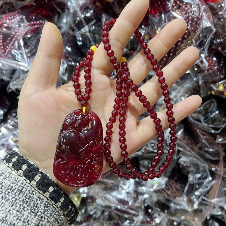 Colier cu design geometric, Material plastic/rezină, Lanț cu bile, Greutate 40 g