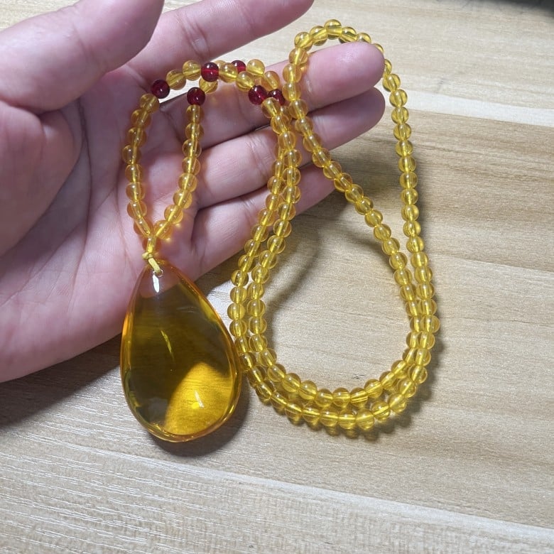 Colier cu design geometric, Material plastic/rezină, Lanț cu bile, Greutate 40 g