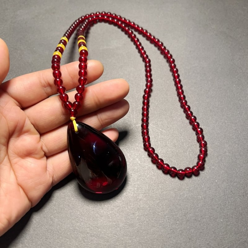 Colier cu design geometric, Material plastic/rezină, Lanț cu bile, Greutate 40 g