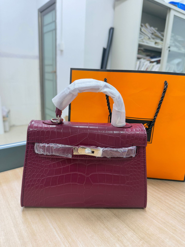 Τσάντα PU σε στυλ Kelly με καπάκι, επένδυση συνθετικό δέρμα, εσωτερικές θήκες για τηλέφωνο και έγγραφα