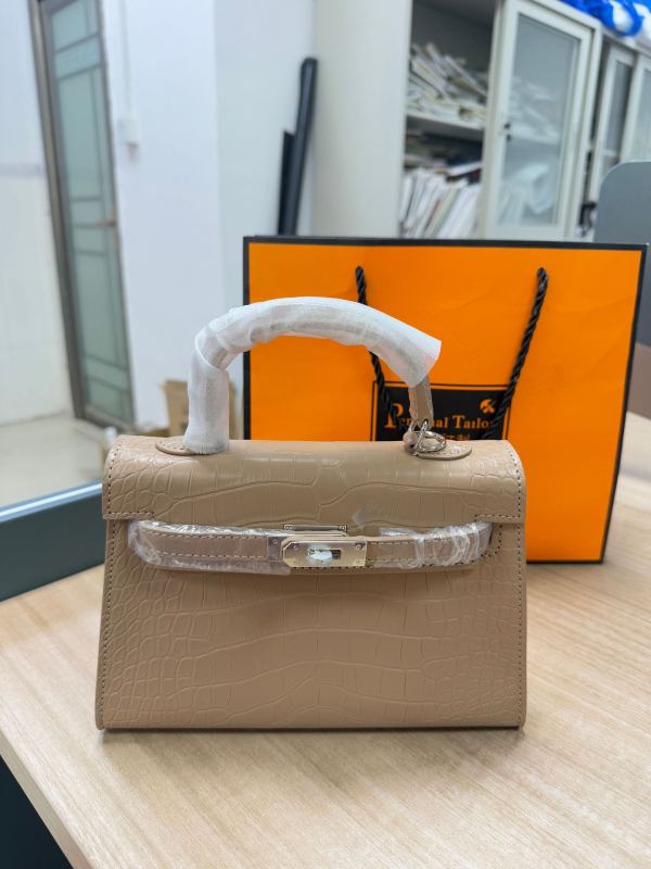 Τσάντα PU σε στυλ Kelly με καπάκι, επένδυση συνθετικό δέρμα, εσωτερικές θήκες για τηλέφωνο και έγγραφα