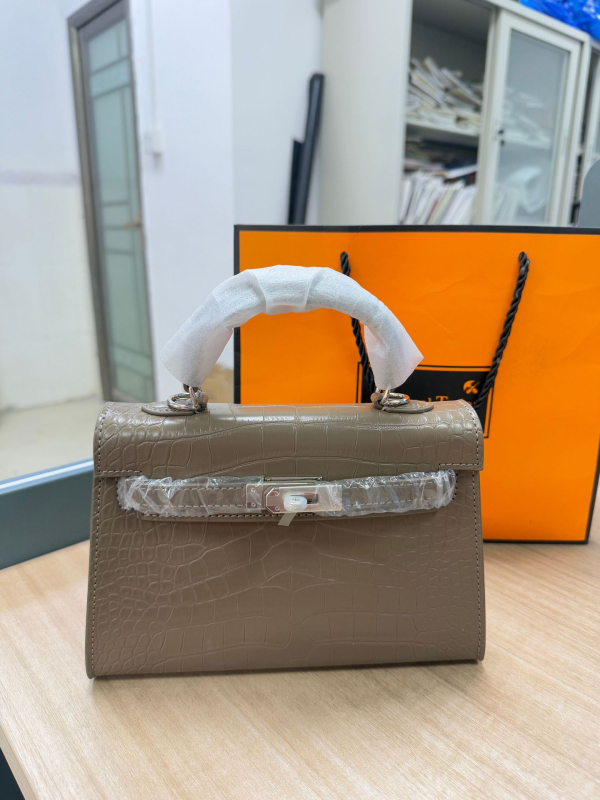 Τσάντα PU σε στυλ Kelly με καπάκι, επένδυση συνθετικό δέρμα, εσωτερικές θήκες για τηλέφωνο και έγγραφα