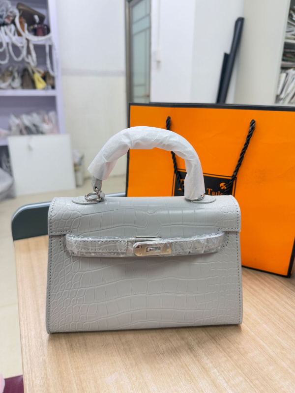 Τσάντα PU σε στυλ Kelly με καπάκι, επένδυση συνθετικό δέρμα, εσωτερικές θήκες για τηλέφωνο και έγγραφα