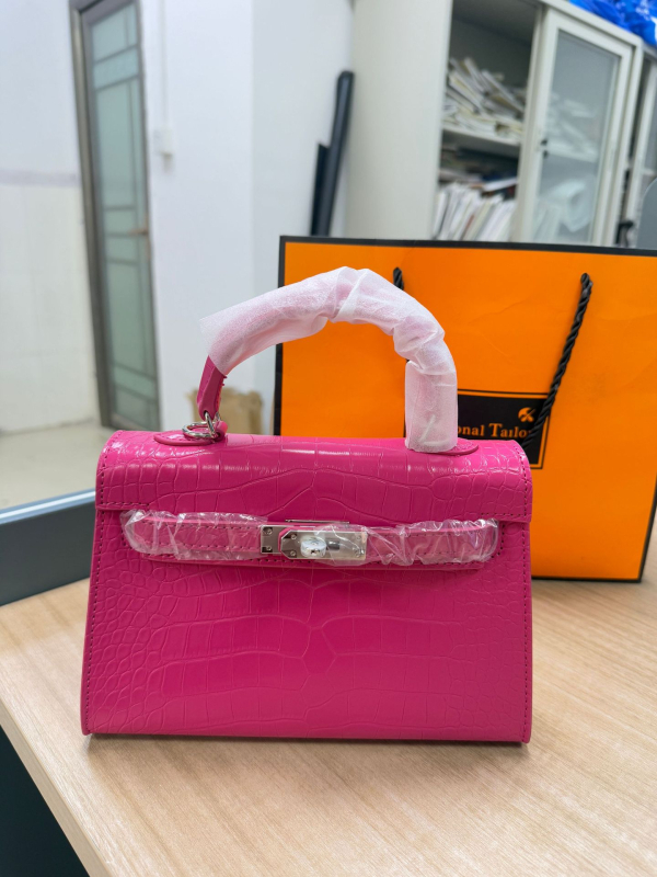 Τσάντα PU σε στυλ Kelly με καπάκι, επένδυση συνθετικό δέρμα, εσωτερικές θήκες για τηλέφωνο και έγγραφα