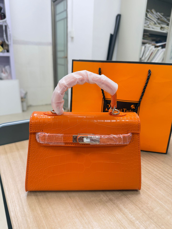 Τσάντα PU σε στυλ Kelly με καπάκι, επένδυση συνθετικό δέρμα, εσωτερικές θήκες για τηλέφωνο και έγγραφα