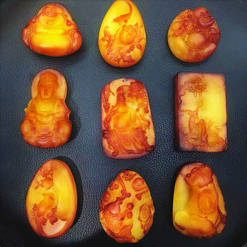 Μενταγιόν από κεχριμπάρι, γλυπτό, συνθετικό κεχριμπάρι, μοντέρνος μινιμαλισμός, διαύγεια VVS