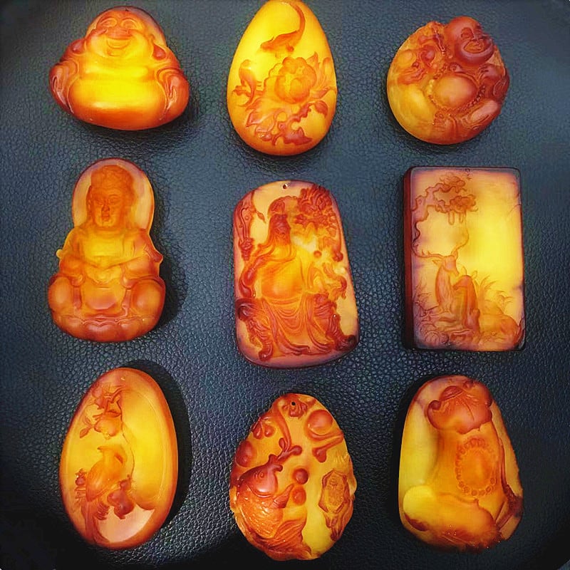 Μενταγιόν από κεχριμπάρι, γλυπτό, συνθετικό κεχριμπάρι, μοντέρνος μινιμαλισμός, διαύγεια VVS