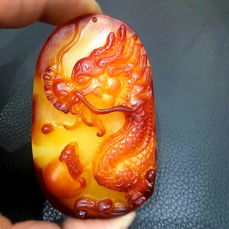 Μενταγιόν από κεχριμπάρι, γλυπτό, συνθετικό κεχριμπάρι, μοντέρνος μινιμαλισμός, διαύγεια VVS