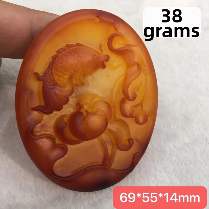 Μενταγιόν από κεχριμπάρι, γλυπτό, συνθετικό κεχριμπάρι, μοντέρνος μινιμαλισμός, διαύγεια VVS