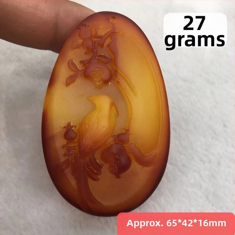 Μενταγιόν από κεχριμπάρι, γλυπτό, συνθετικό κεχριμπάρι, μοντέρνος μινιμαλισμός, διαύγεια VVS