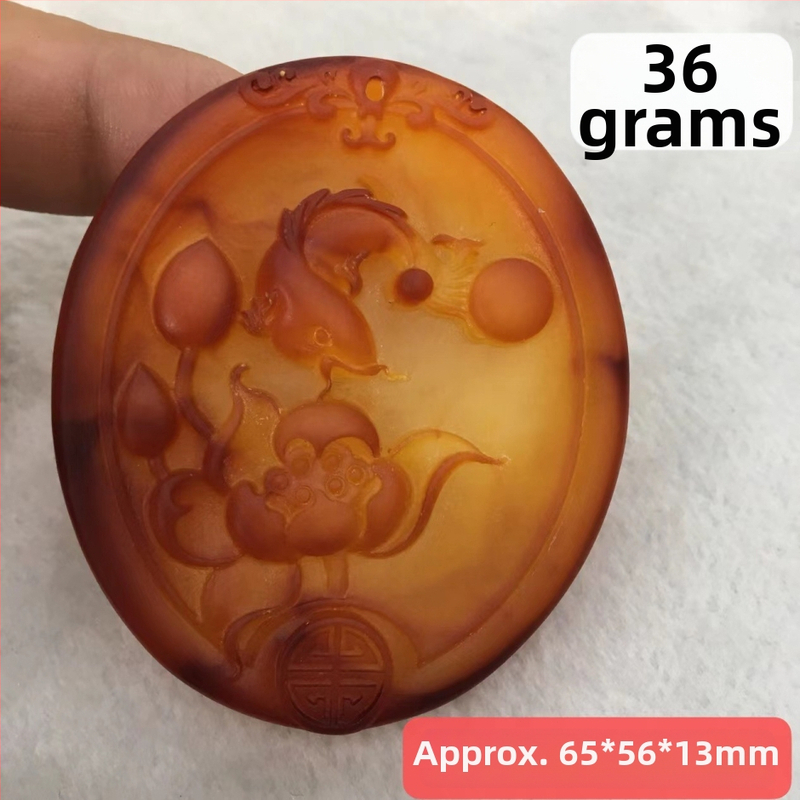 Μενταγιόν από κεχριμπάρι, γλυπτό, συνθετικό κεχριμπάρι, μοντέρνος μινιμαλισμός, διαύγεια VVS