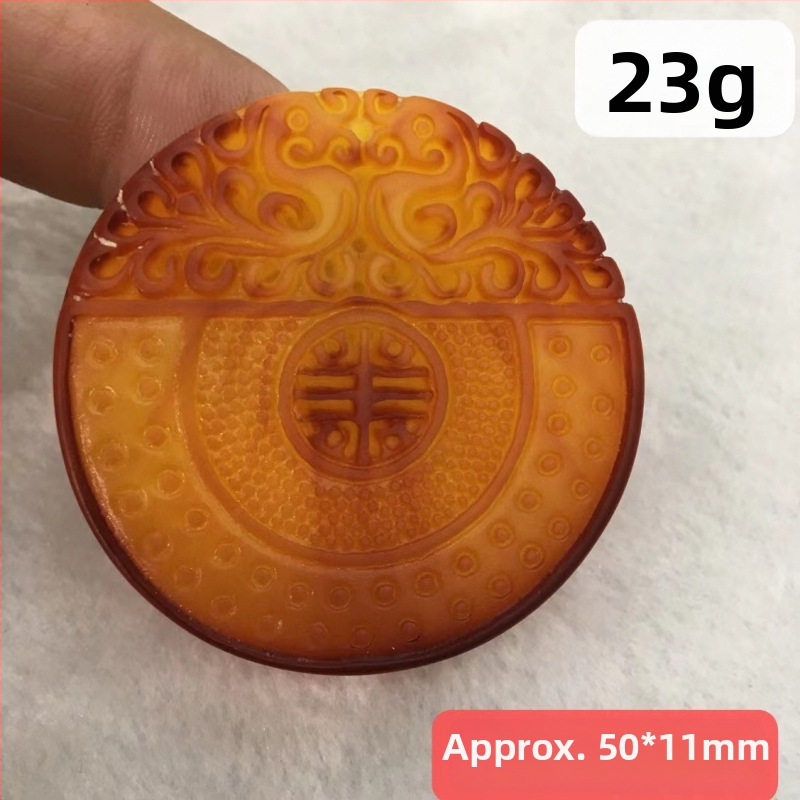 Μενταγιόν από κεχριμπάρι, γλυπτό, συνθετικό κεχριμπάρι, μοντέρνος μινιμαλισμός, διαύγεια VVS