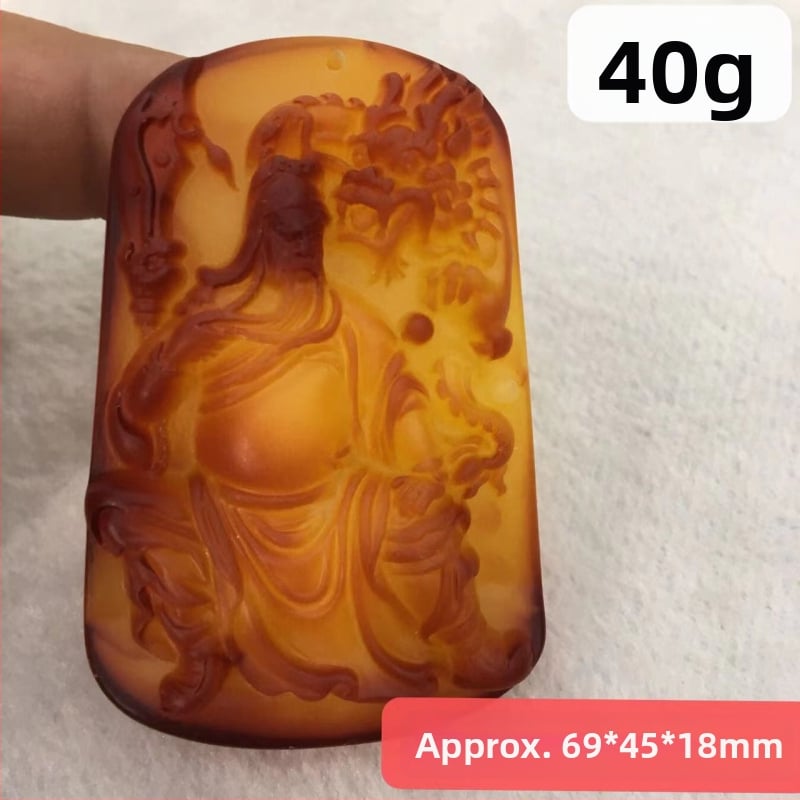 Μενταγιόν από κεχριμπάρι, γλυπτό, συνθετικό κεχριμπάρι, μοντέρνος μινιμαλισμός, διαύγεια VVS