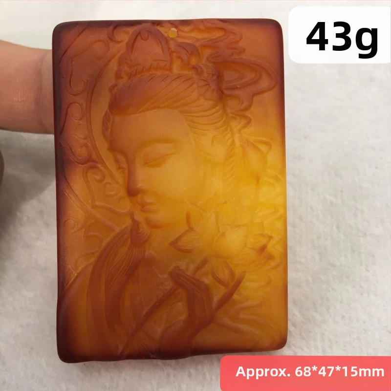 Μενταγιόν από κεχριμπάρι, γλυπτό, συνθετικό κεχριμπάρι, μοντέρνος μινιμαλισμός, διαύγεια VVS