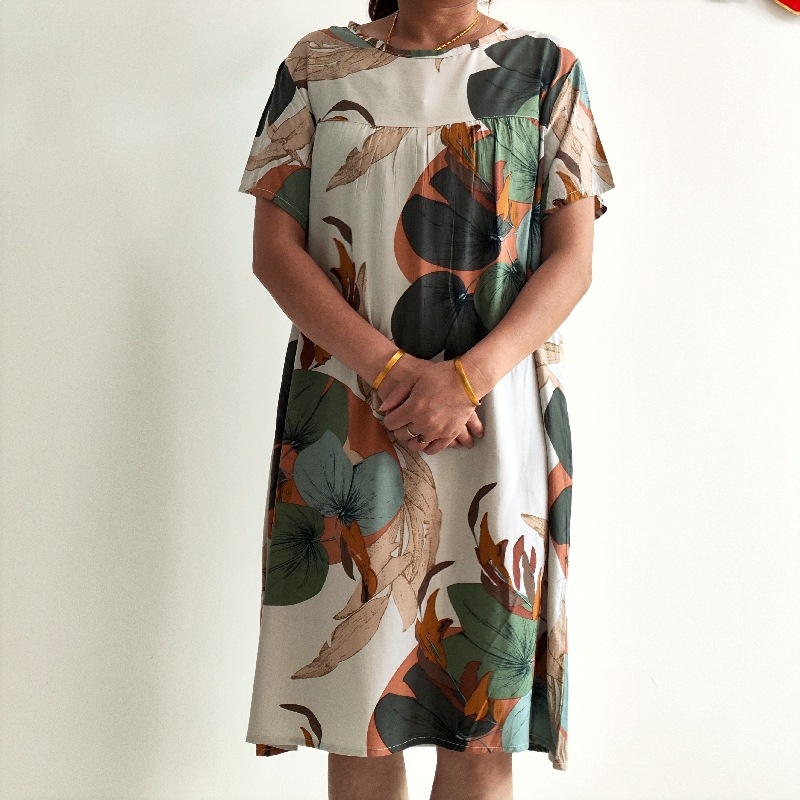 Flóra šaty z bavlno-saténovej látky, midi dĺžka, krátke rukávy, kruhový výstrih, ľahké a voľné