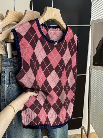 Kötött, nélküli ujjú mellény kockás mintával – poliészter, kerek nyak, szabályos hossz, retro stílus