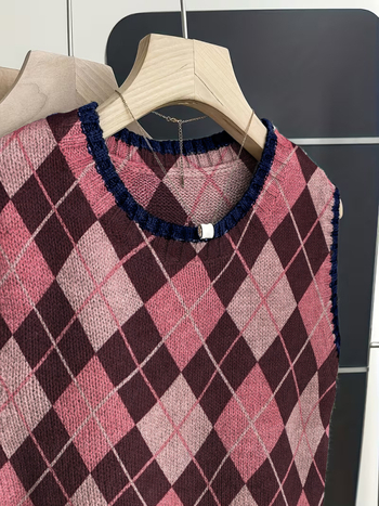 Kötött, nélküli ujjú mellény kockás mintával – poliészter, kerek nyak, szabályos hossz, retro stílus