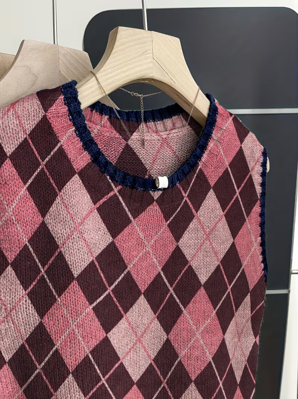 Kötött, nélküli ujjú mellény kockás mintával – poliészter, kerek nyak, szabályos hossz, retro stílus
