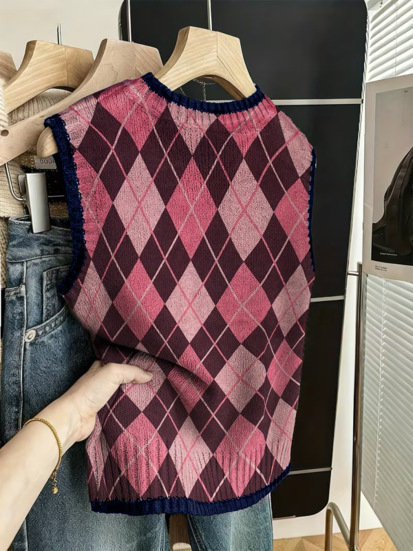 Kötött, nélküli ujjú mellény kockás mintával – poliészter, kerek nyak, szabályos hossz, retro stílus