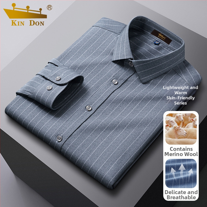 Košeľa z ovčej vlny, prúžkovaný vzor, ostrý golier, dlhé rukávy, voľný strih.