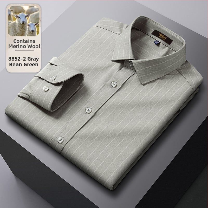 Cămașă din lână, în dungi, guler ascuțit, mâneci lungi, croială lejeră.