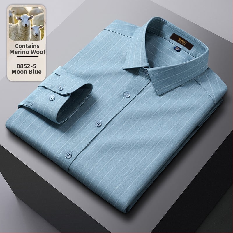 Cămașă din lână, în dungi, guler ascuțit, mâneci lungi, croială lejeră.