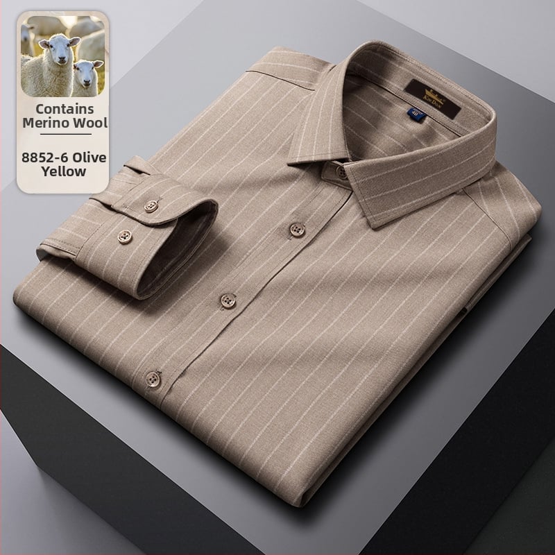 Cămașă din lână, în dungi, guler ascuțit, mâneci lungi, croială lejeră.