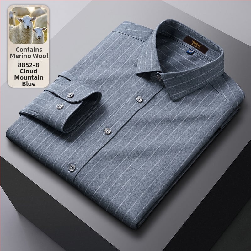 Cămașă din lână, în dungi, guler ascuțit, mâneci lungi, croială lejeră.