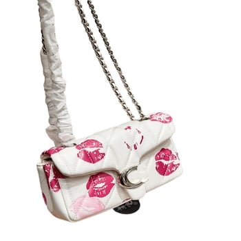 Podpažová taška s retiazkovým popruhom, pravá koža, horizontálny štvorcový tvar, rombová výšivka, magnetické zapínanie